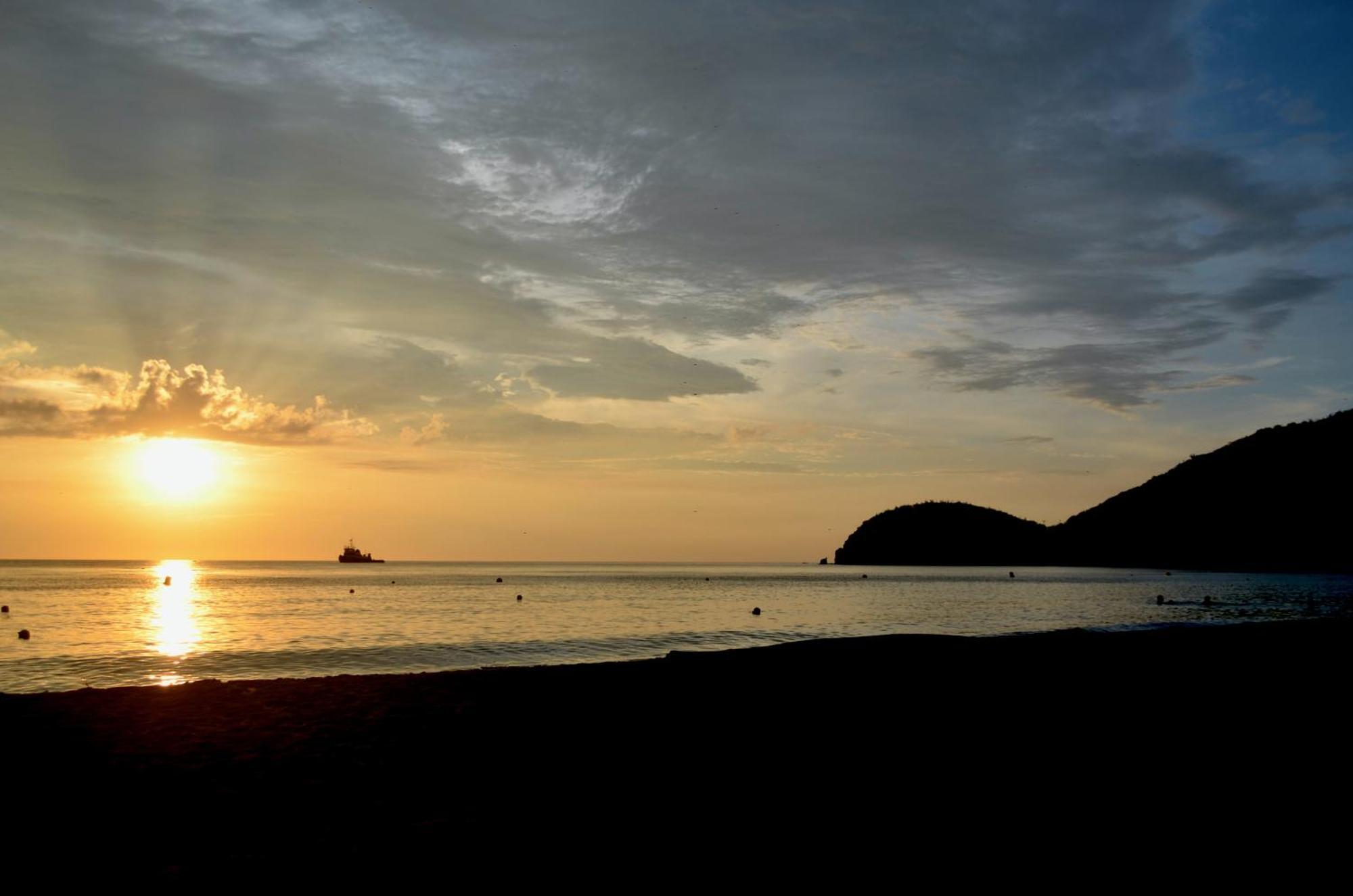 Playa Del Ritmo Beach Hostel & Bar - Adults Only ซันตามาร์ตา ภายนอก รูปภาพ